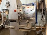 une machine qui se trouve à l'intérieur d'un bâtiment