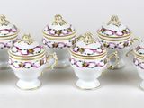 un ensemble de petits vases posés sur une surface blanche