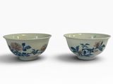 une paire de bols bleus et blancs ornés de fleurs sur fond blanc