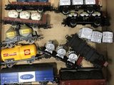 beaucoup de petits trains dans une boîte posée sur la table