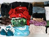 de nombreuses paires de chaussures et de vêtements disposés sur une table