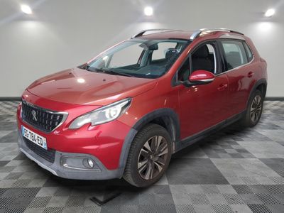la voiture rouge est garée dans le garage sur un sol en damier