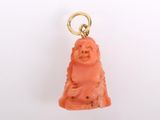 une image représentant un petit pendentif en forme de Bouddha sur fond blanc