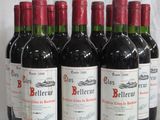 six bouteilles de vin rouge alignées sur une table