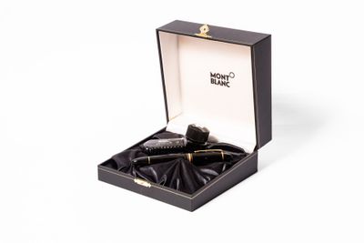une boîte noire contenant un stylo et une paire de ciseaux