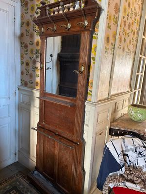 un grand meuble en bois surmonté d'un miroir
