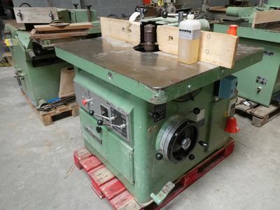 a machine that is sitting on a pallet in a warehouse