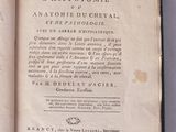 un livre ouvert avec la photo d'un homme en costume-cravate