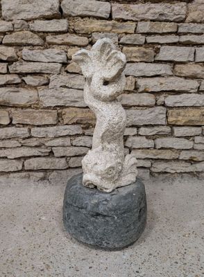 DAUPHIN, élément de fontaine ?, en pierre coquillière sculptée en rond