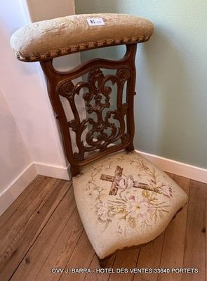 une chaise qui se trouve dans le coin d'une pièce