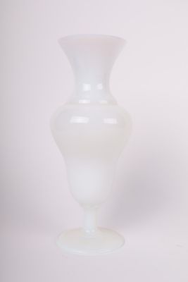 Vase sur piédouche. XXe siècle. En verre opalin blanc