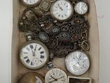 une boîte remplie de montres et d'autres objets divers
