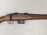 gros plan d'un fusil monté sur un mur