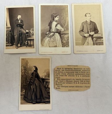Plusieurs vieilles photos de personnes sont exposées sur une surface blanche