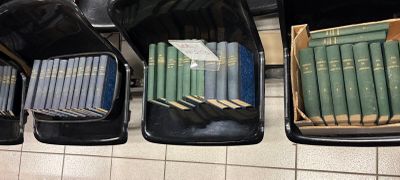beaucoup de livres qui sont rangés dans une vitrine