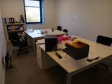 un bureau équipé d'un bureau, d'une chaise et d'un écran d'ordinateur
