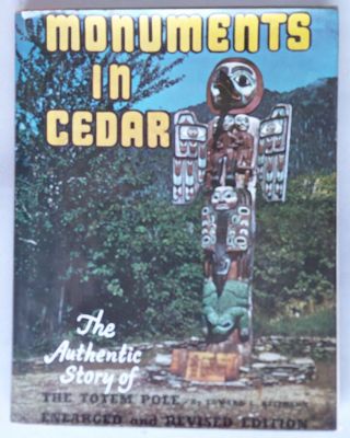 la couverture du livre *Monuments in Cedarr*, sur laquelle figure l'image d'un totem
