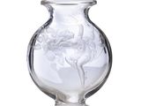 un vase en verre sur lequel est représentée une femme