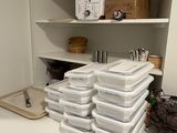 une pile de récipients en plastique posée sur un plan de travail dans une cuisine