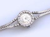 Image d'une montre-bracelet de femme ornée de diamants