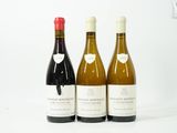 trois bouteilles de vin posées l'une à côté de l'autre sur une table