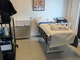 une pièce avec un lit et une table sur laquelle est posée une serviette