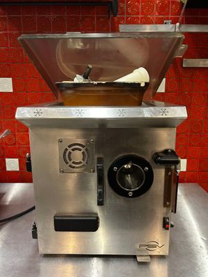 une machine posée sur le comptoir d'une cuisine
