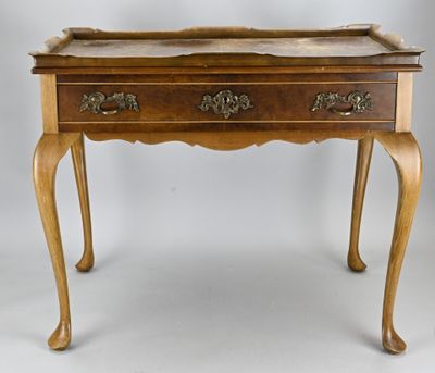 un vieux bureau en bois avec des tiroirs et des tiroirs dessus