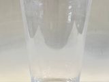 un vase en verre transparent posé sur une table blanche