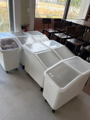 une grande cuisine équipée de deux éviers et d'une table