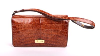 Sac en crocodile brun. Vers 1950.