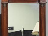 un miroir posé sur une table