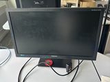 un écran d'ordinateur posé sur un bureau blanc