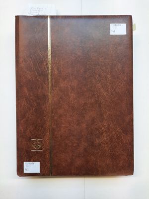 un gros plan d'un classeur en cuir marron sur lequel est apposée une étiquette