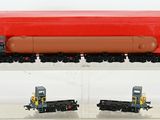 deux trains miniatures exposés dans une vitrine transparente