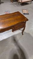 Bureau plat en merisier, modèle rustique. (photo 3)