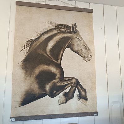 une photo de cheval accrochée au mur