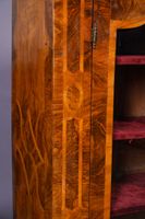 Bibliothèque en bois de placage à décor de filets ouvrant à … (photo 3)