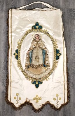 une bannière blanche sur laquelle figure une image de la Vierge de Guadalupe