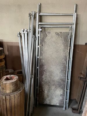 un tas d'objets en bois et en métal dans une pièce