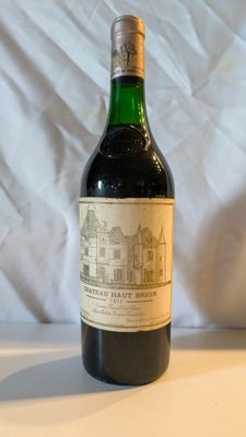une bouteille de vin posée sur une table