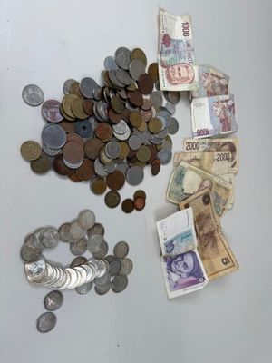 beaucoup de pièces et beaucoup d'argent sur la table