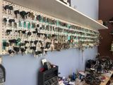 Il y a de nombreuses clés accrochées au mur dans ce garage.