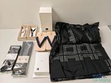 une photo d'une table sur laquelle se trouvent un sac, un couteau et d'autres objets