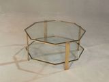 une table en verre surmontée d'un cadre doré