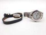 deux montres posées l'une à côté de l'autre sur une surface blanche