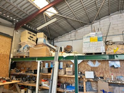une pièce remplie de nombreuses boîtes et d'autres objets
