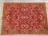 un tapis rouge à motifs floraux