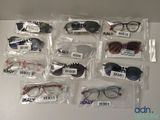 de nombreuses paires de lunettes posées sur une table
