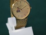 une montre-bracelet en or sur laquelle figure le portrait d'un homme